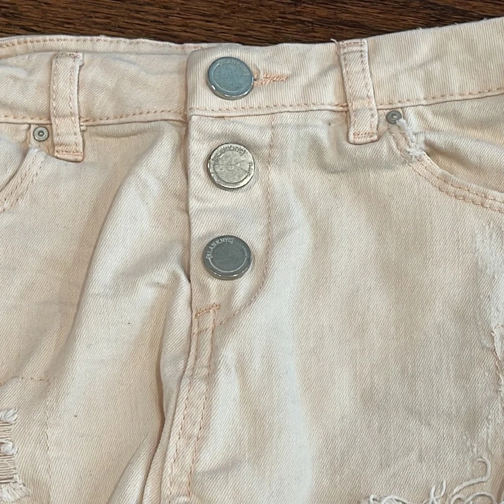 Blank NYC Size 14 cream/pink jeans shorts